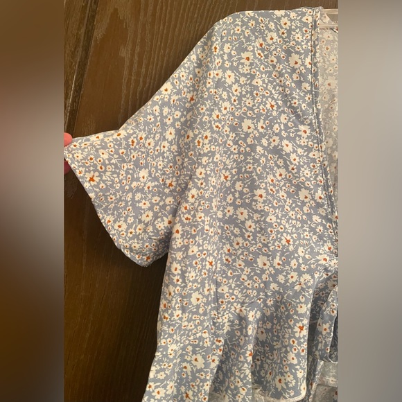 Shein Curve Duster Top Flowy Blue Floral Flutter Sleeve Women's 1XL Plus - Picture 3 of 8